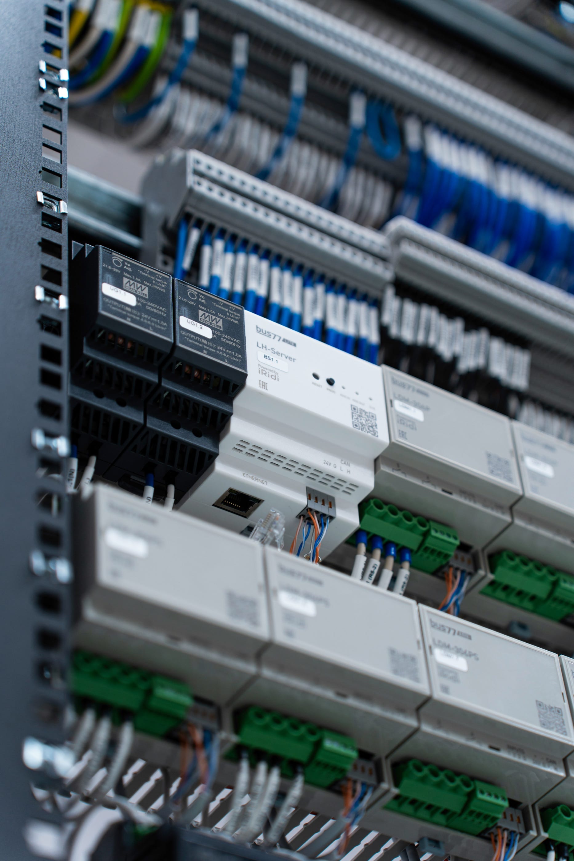 Tablero eléctrico industrial con contactores y cableado